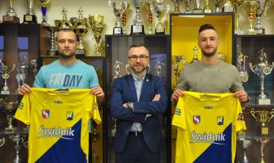 Piotr Prędota (z lewej) i Sebastian Głaz (z prawej) będą na wiosnę grać w Avii Świdnik. (fot.avia-swidnik.pl)