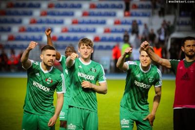 Kamil Kościelny (drugi od lewej) zagrał zaledwie pół rundy w Wigrach Suwałki. (fot.facebook.com/RadomSportpl)
