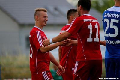 Tomasz Żyliński (pierwszy z lewej) dołączy do Stali Stalowa Wola. (fot.dolfutbol.pl)