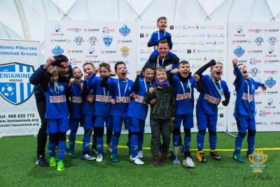 Oto ekipa, która wywalczyła srebrny medal z trenerem Kamilem Chmielowskim. (fot. beniaminek.org)