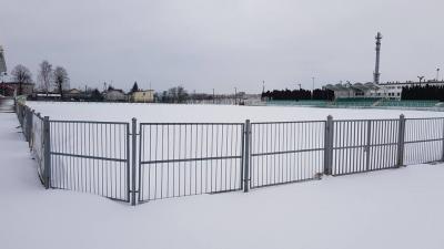 Murawa stadionu w Boguchwale wygląda bardziej jak stok narciarski niż jak boisko do piłki nożnej, ale organizatorzy mają w planie wielkie odśnieżanie i liczą, że w sobotę uda się zagrać (fot. zksizolator.eu)