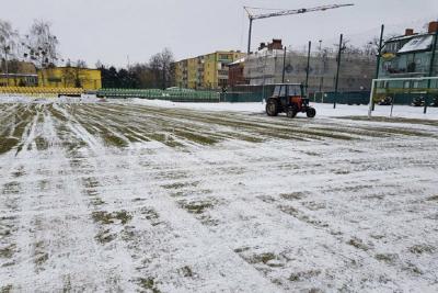 W Tarnobrzegu skorzystano z traktora, aby przygotować murawę na mecz. Nic z tego nie wyszło (fot.twitter.com/Siarka1957)