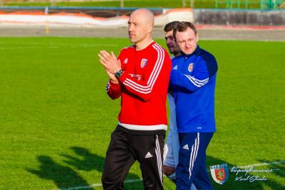Trener Karpat Krosno Dariusz Jęczkowski na zdjęciu w czerwonej bluzie (fot. Karol Słomka / karpatykrosno.net)