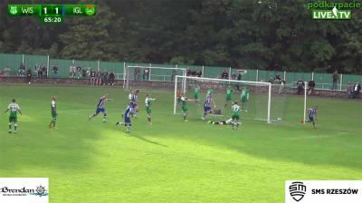Radość piłkarzy Igloopolu Dębica po zwycięskiej bramce.