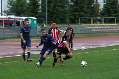 Kamil Bętkowski (na zdjęciu drugi od lewej) odszedł ze Stali Rzeszów i jest przymierzany do Widzewa Łódź (fot. Grzegorz Szalacha / stalrzeszow.pl)