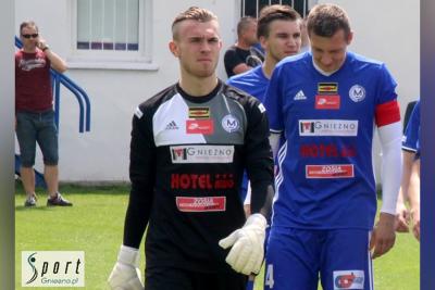 Wiktor Beśka (czarny strój) może zagrać w Stali Stalowa Wola (fot. sportgniezno.pl)