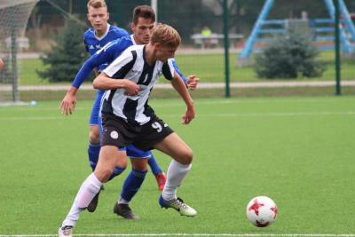 Stal Mielec (niebieskie stroje) nadal liderem (fot. Victoria Ocieka)