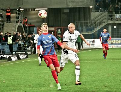 Denis Gojko (przy piłce) został nowym zawodnikiem Stali Mielec (fot. Piast Gliwice)