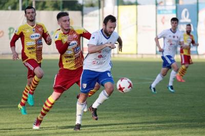 Adrian Paluchowski (na pierwszym planie) rozwiązał kontrakt z Pogonią Siedlce. Jego nowym klubem będzie prawdopodobnie PGE Stal Mielec. (fot. Pogoń Siedlce)
