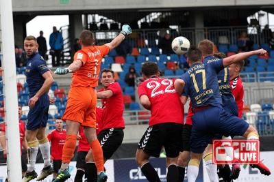 Stal Rzeszów (granatowe stroje) zagra hitowy mecz z Hutnikiem Kraków (fot. Radosław Kuśmierz)