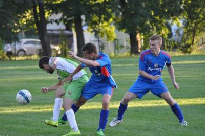 Wisłok Strzyżów (niebieskie stroje) wysoko wygrał z Włókniarzem (fot. Tomasz Ciombor)