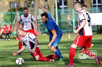 Na zdjęciu piłkarze Korony Rzeszów (biało-czerwone stroje) w starciu właśnie z Sokołem Nisko (fot. Radosław Kuśmierz)