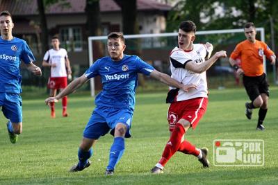 Sytuacja Sokoła Nisko (niebieskie stroje) robi się coraz trudniejsza (fot. Radosław Kuśmierz)