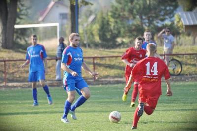 Lechia Sędziszów Małopolski (czerwone stroje) zremisowała ze Stalą II Mielec (fot. Tomasz Ciombor)