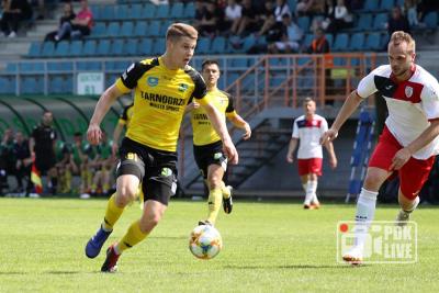 Kacper Wełniak (przy piłce) zagrał w sparingu Pogoni Siedlce (fot. Radosław Kuśmierz)