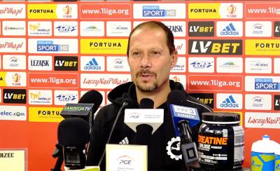 Trener Dariusz Marzec był zadowolony z wysokiej wygranej z Sandecją, ale tonował nastroje (fot. youtube.com / PGE FKS STAL MIELEC)
