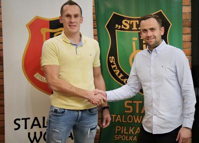Tomasz Płonka (z lewej) podpisał półtoraroczny kontrakt ze Stalą Stalowa Wola (fot. stal1938.pl)