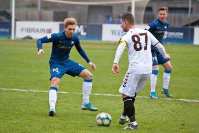 Dominik Chromiński (z lewej) jest nowym piłkarzem Stali Stalowa Wola. Podpisał pół roczną umowę. (fot. Stal Rzeszów)