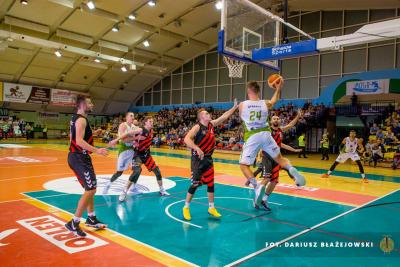 Marcin Dymała (z piłką) rzucił aż 31 punktów (fot. Dariusz Błażejowski)