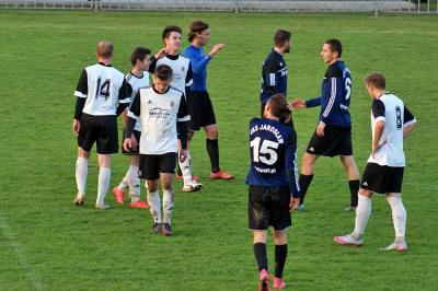 Piast (białe koszulki) pewnie ograł JKS (fot. Mieczysław Turczyn)