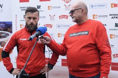 Szymon Grabowski był zdenerwowany po stracie punktów przez Apklan Resovię w meczu z Błękitnymi Stargard. (fot. Resovia TV)