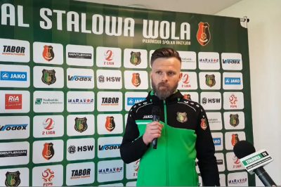 Szymon Szydełko cieszy się, że jego zespół odwrócił losy meczu i zdobył cenny punkt. (fot. Stal Stalowa Wola)