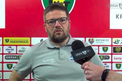 Na zdjęciu Marcin Wołowiec, trener Stali Rzeszów (fot. youtube / Gieksa TV)