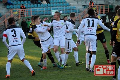 Piłkarze GKS-u Bełchatów w białych strojach (fot. Radosław Kuśmierz)