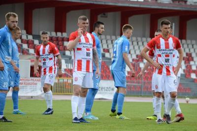 Resovia (biało-czerwone stroje) zremisowała w Częstochowie ze Skrą 0-0 (fot. resoviacy.pl / archiwum)