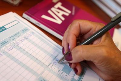 Jak wystawić e-faktury za transakcje zagraniczne przez nievatowca