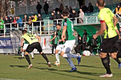 Stal Stalowa Wola (zielono-czarne stroje) wygrała z GKS-em Katowice (fot. Radosław Kuśmierz / archiwum)