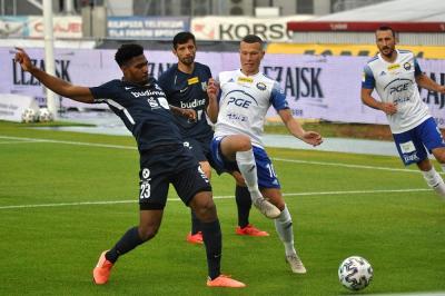 Stal Mielec (biało-niebieskie stroje) ma spore szanse na utrzymanie się w PKO BP Ekstraklasie w sezonie 2020/2021. Z ligi spadnie bowiem tylko jedna drużyna (fot. Konrad Kwolek)