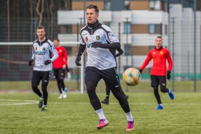 Obrońca Stalówki sprawdzany przez zespół z Fortuna 1 ligi