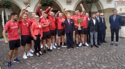 Piłkarze Resovii z wizytą u prezydenta Tadeusza Ferenca (fot. cwks-resovia.pl)