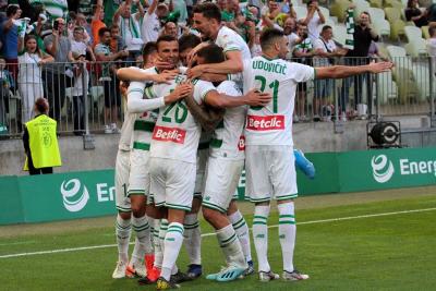 Lechia Gdańsk (biało-zielone stroje) wygrała ze Stalą Stalowa Wola.