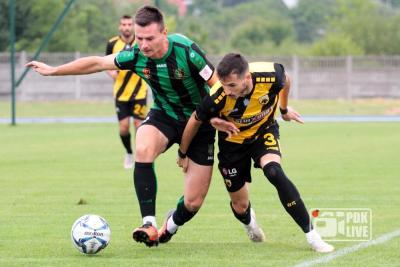 Michał Mistrzyk (z lewej) swój powrót do Stalówki okrasił golem (fot. Radosław Kuśmierz)