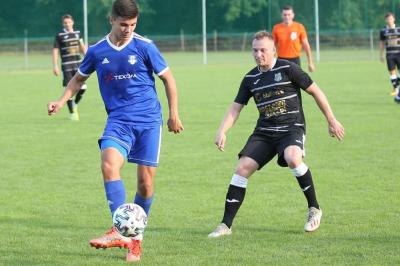 Wisłoka Dębica (czarne stroje) wygrała 3-0 z Orlętami Radzyń. Zdjęcie pochodzi z meczu z Sokołem Sieniawa (fot. Patryk Górecki)