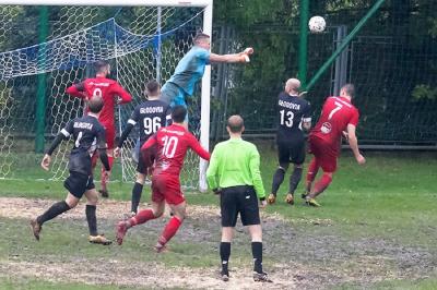 W ciężkich warunkach Głogovia Głogów Małopolski zremisowała z WATKEM Koroną Rzeszów 1-1. (fot. Foto-Res)