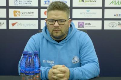 Marcin Wołowiec uważa, że jego zespół popełnia za dużo błędów. (fot. Stal Rzeszów)