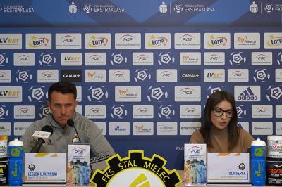 Leszek Ojrzyński uważa, że każdy piłkarz PGE FKS Stali Mielec musi być gotowy do gry. (fot. Stal Mielec)