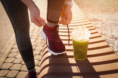 Czy warto zabrać smoothie na trening? Jaki pojemnik na koktajl kupić?
