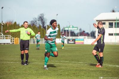Owen Edosomwan przebywa na testach w Puszczy Niepołomice (fot. Robert Skalski Fotografia)