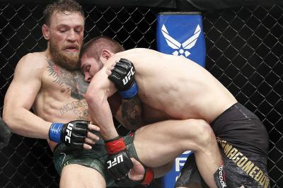 Conor McGregor (z lewej, zdjęcie z pojedynku z Khabibem Nurmagomedovem) zmierzy się z Dustinem Poirierem (fot. Bruce Detorres / flickr)