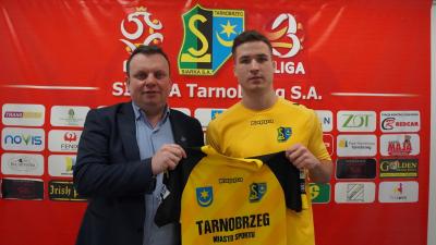Paweł Szołtys podpisał umowę z Siarką Tarnobrzeg (fot. Siarka Tarnobrzeg)