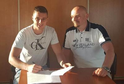 Adrian Wójcik (na zdjęciu, z lewej) zagra wiosną w Texom Sokole Sieniawa (fot. Hutnik Kraków)