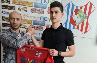 Kacper Serek (na zdjęciu, z prawej) podpisał umowę z Wisłą Sandomierz (fot. Wisła Sandomierz)