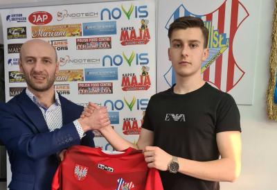 Kacper Kopczak (na zdjęciu, z prawej) wzmocnił trzecioligową Wisłę Sandomierz (fot. Wisła Sandomierz)