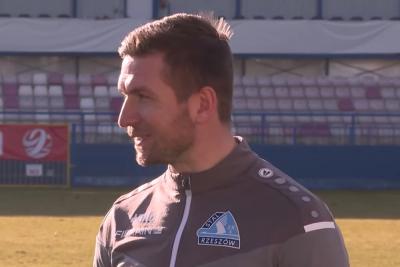 Daniel Myśliwiec ubolewa, że nie potrafił uchronić swojej drużyny przed tak dotkliwą porażką z Lechem II Poznań. (fot. Lech TV)