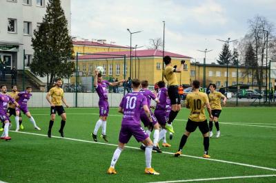 Stal Stalowa Wola (złote koszulki) przegrała na wyjeździe z Podlasiem Biała Podlaska (fot. Stal Stalowa Wola PSA_