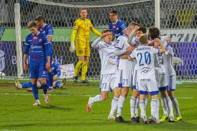 PGE Stal Mielec (białe stroje) wygrała niezwykle ważny mecz z Podbeskidziem Bielsko-Biała (fot. Radosław Kuśmierz)